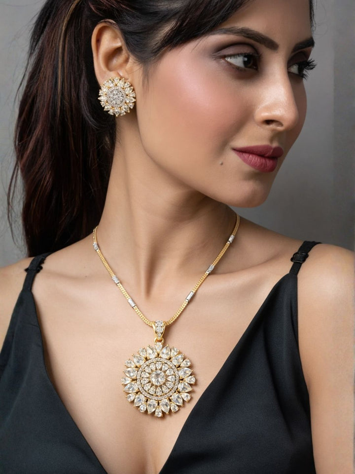 Nayra diamond pendant with earings set