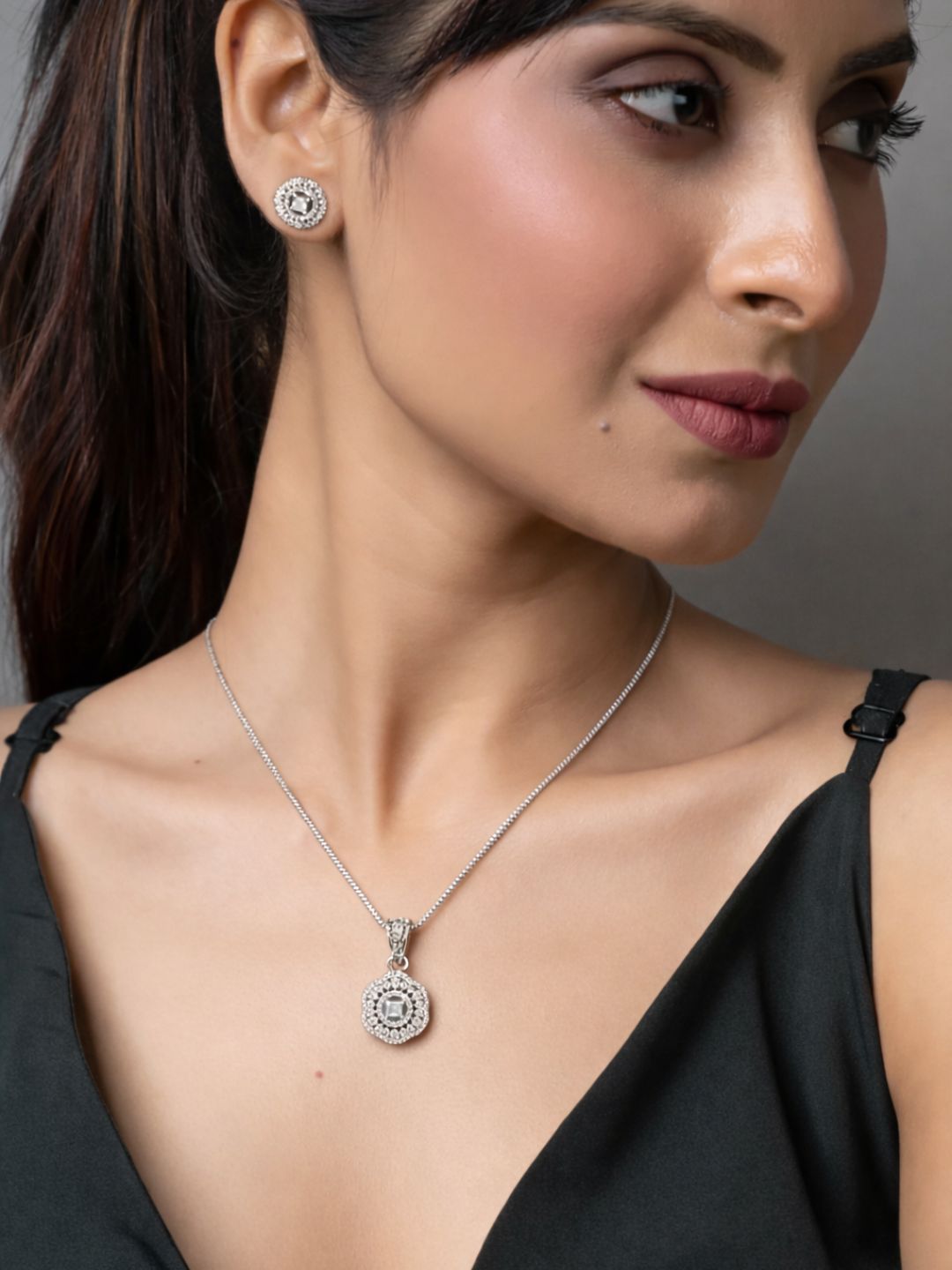 Alankrita Diamond earing & pendant stud