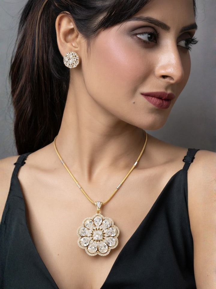 Nayra diamond pendant with earings set
