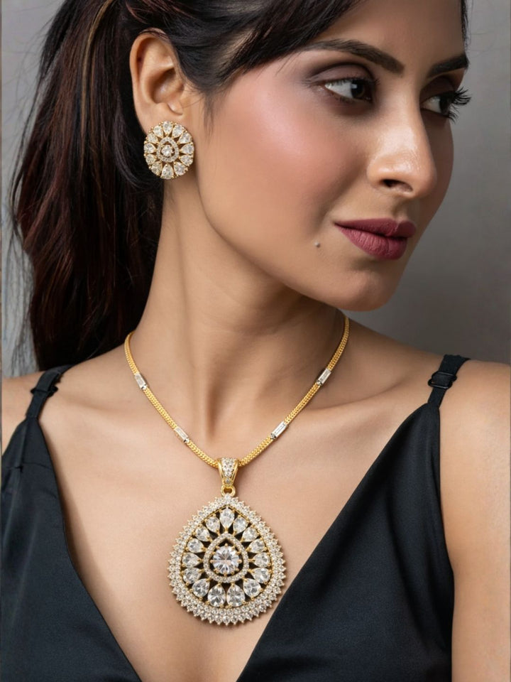 Nayra diamond pendant with earings set