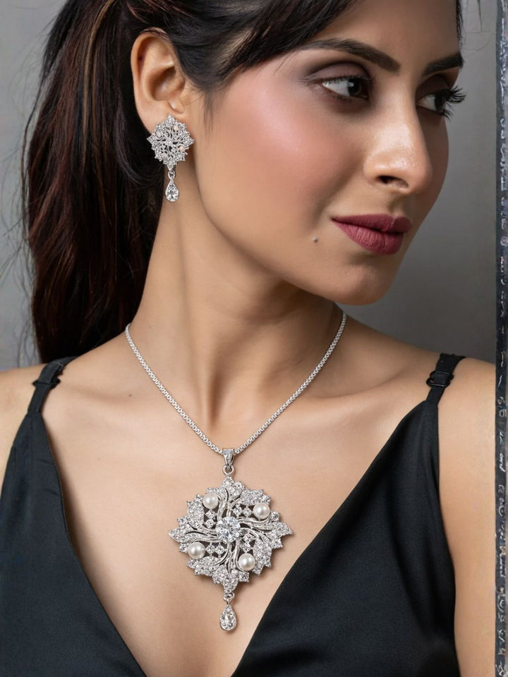 Nayra diamond pendant with earings set