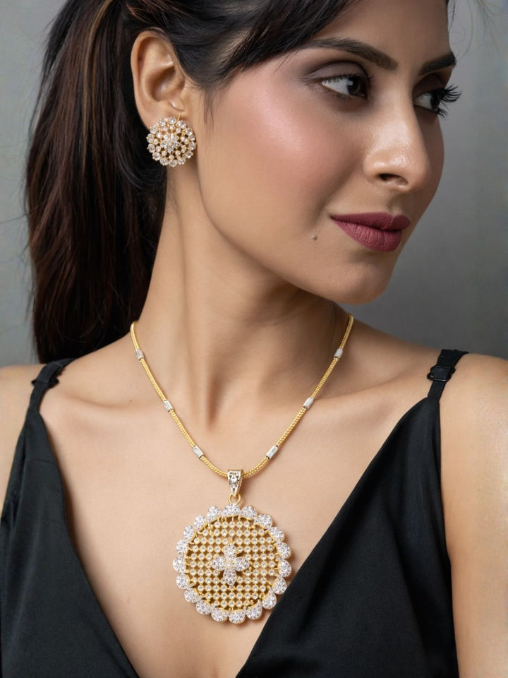 Nayra diamond pendant with earings set