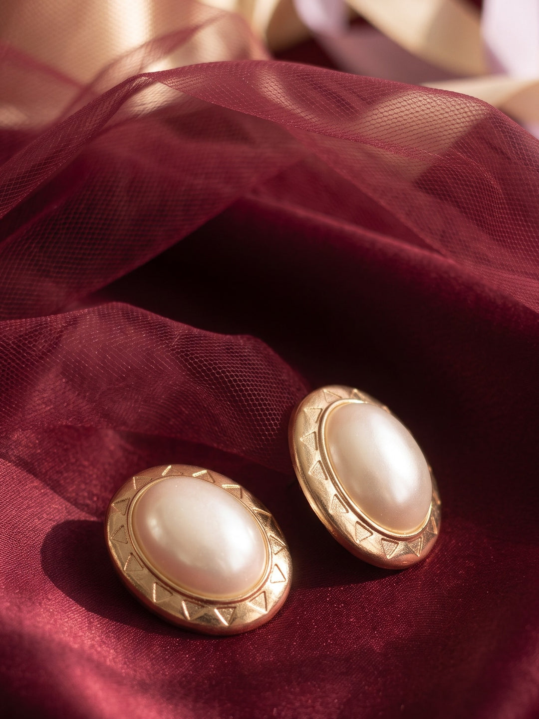 Monstera Golden Oval Pearl Earrings