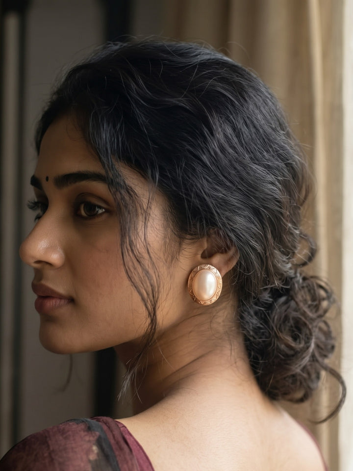 Monstera Golden Oval Pearl Earrings