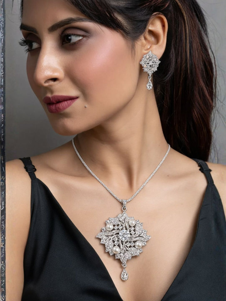 Nayra diamond pendant with earings set