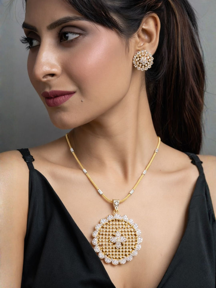 Nayra diamond pendant with earings set