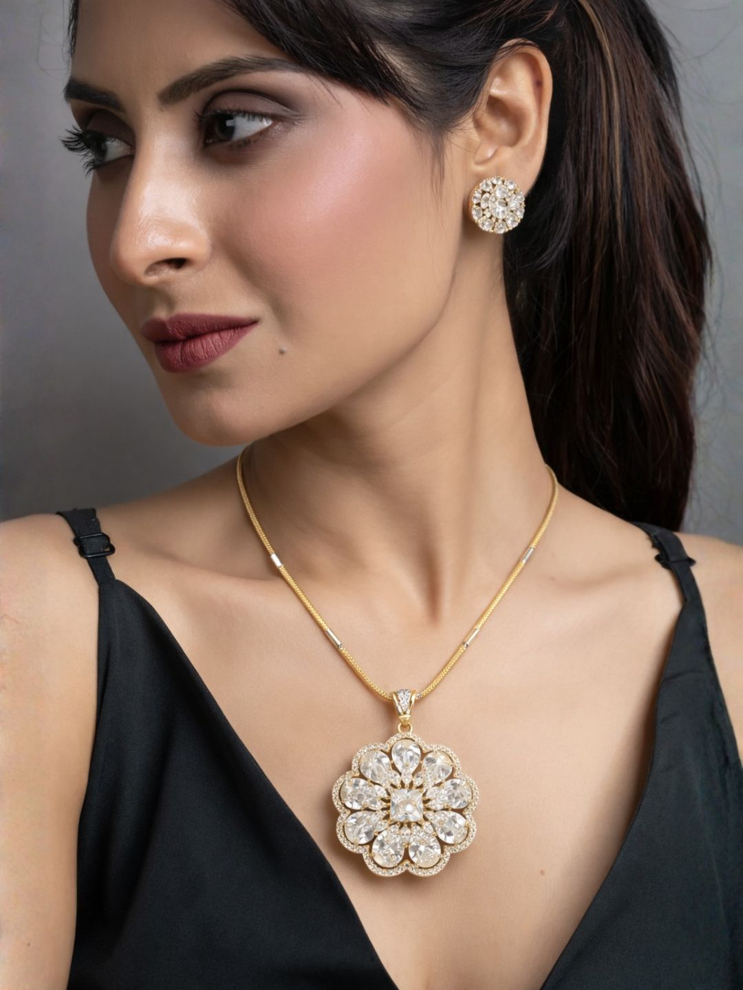 Nayra diamond pendant with earings set