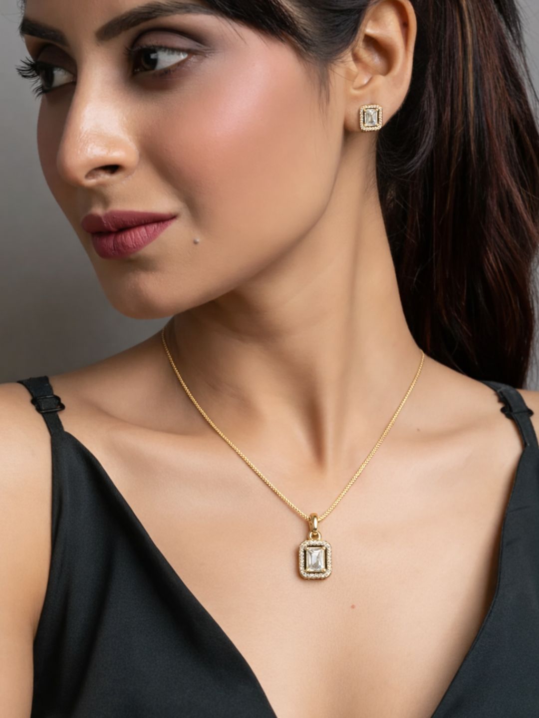 Alankrita Diamond earing & pendant stud