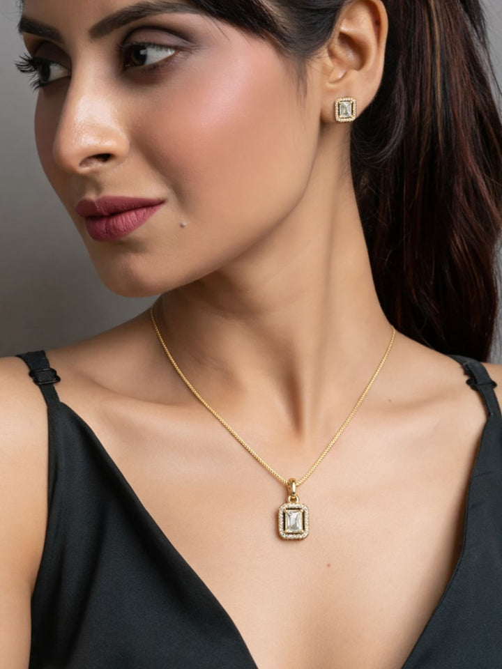 Alankrita Diamond earing & pendant stud