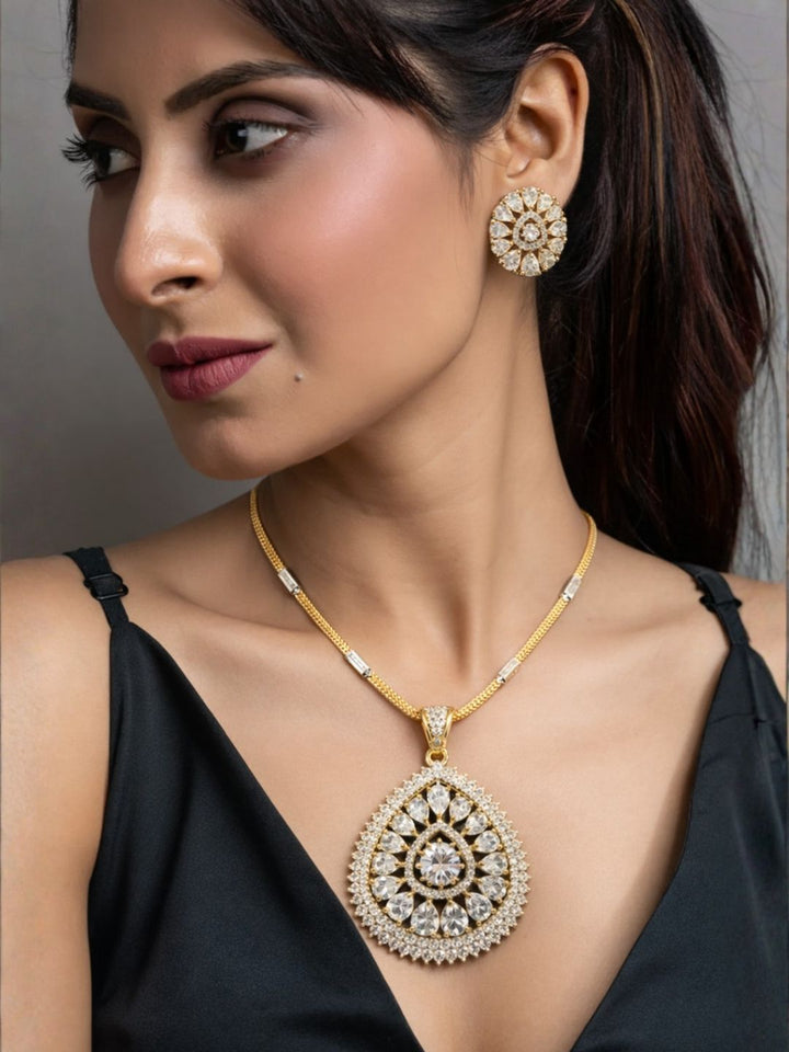 Nayra diamond pendant with earings set