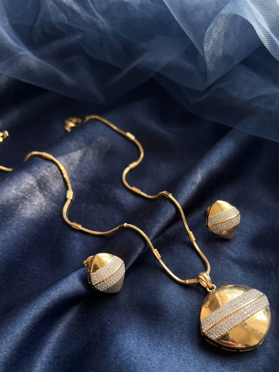 Zarika Pendant Chain With Earring
