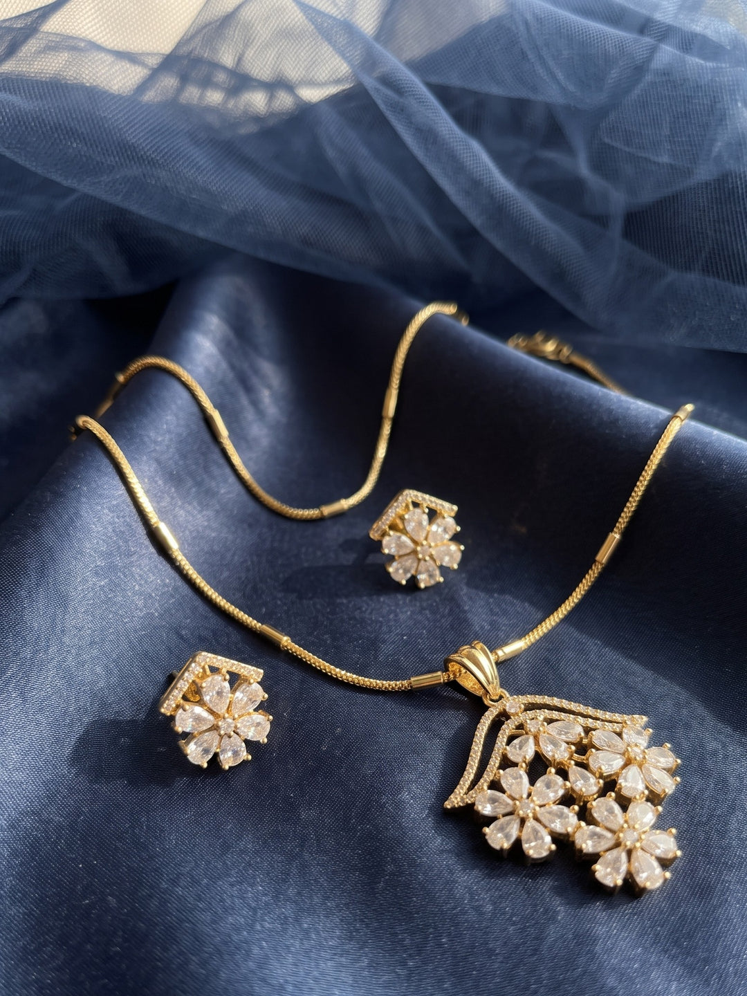 Zarika Floral Diamond Pendant Chain With Earring