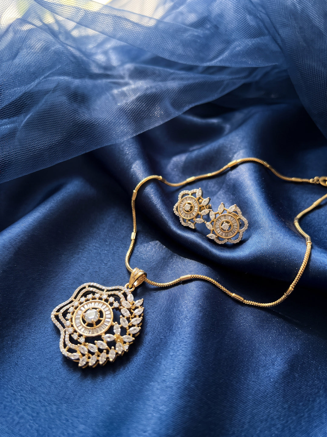 Zarika Floral Diamond Pendant Chain With Earring