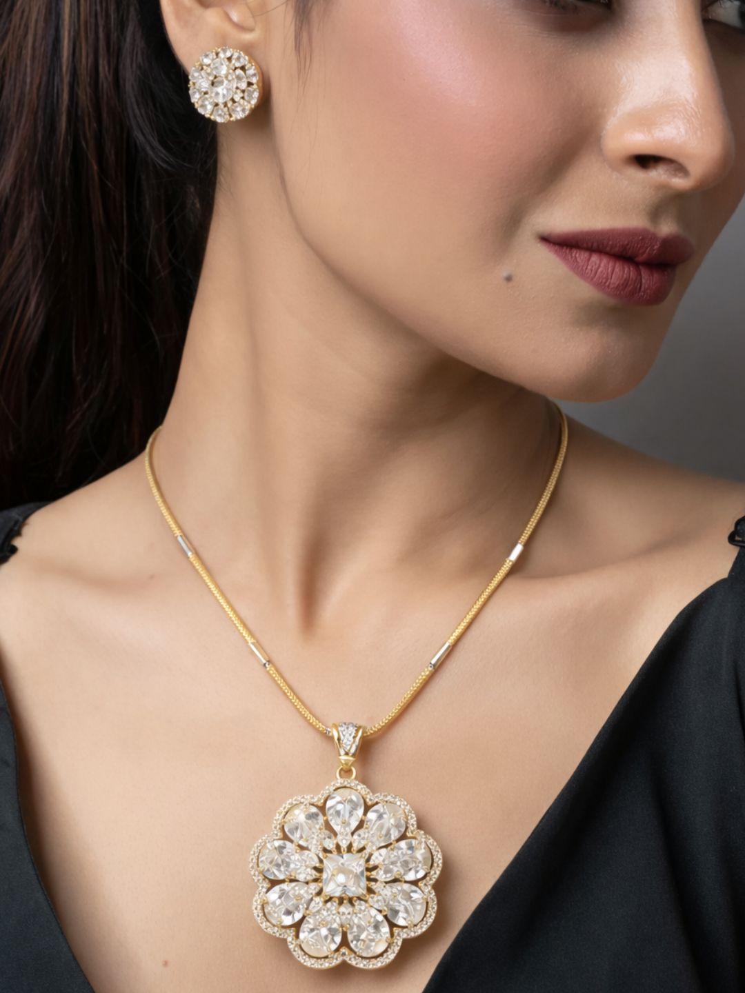 Nayra diamond pendant with earings set