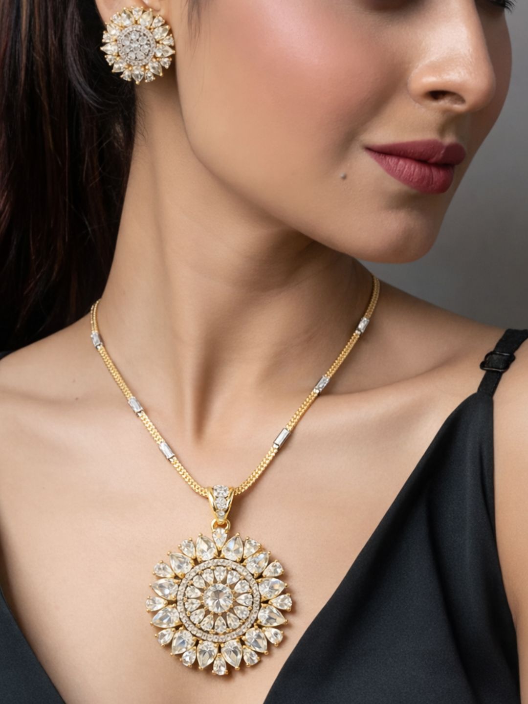 Nayra diamond pendant with earings set
