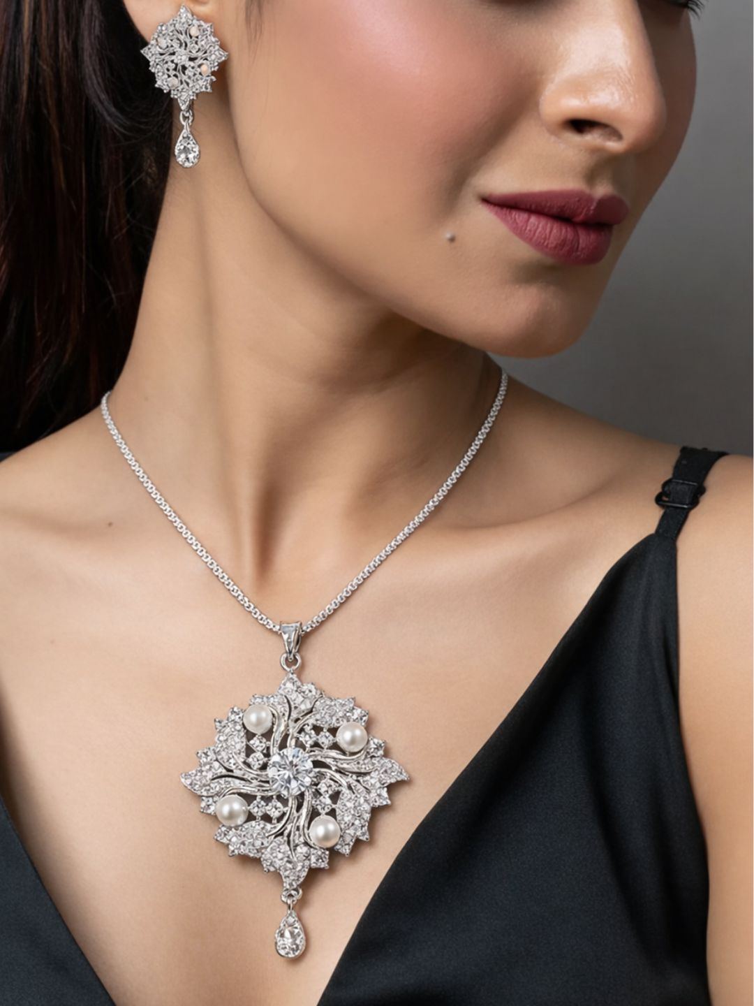 Nayra diamond pendant with earings set