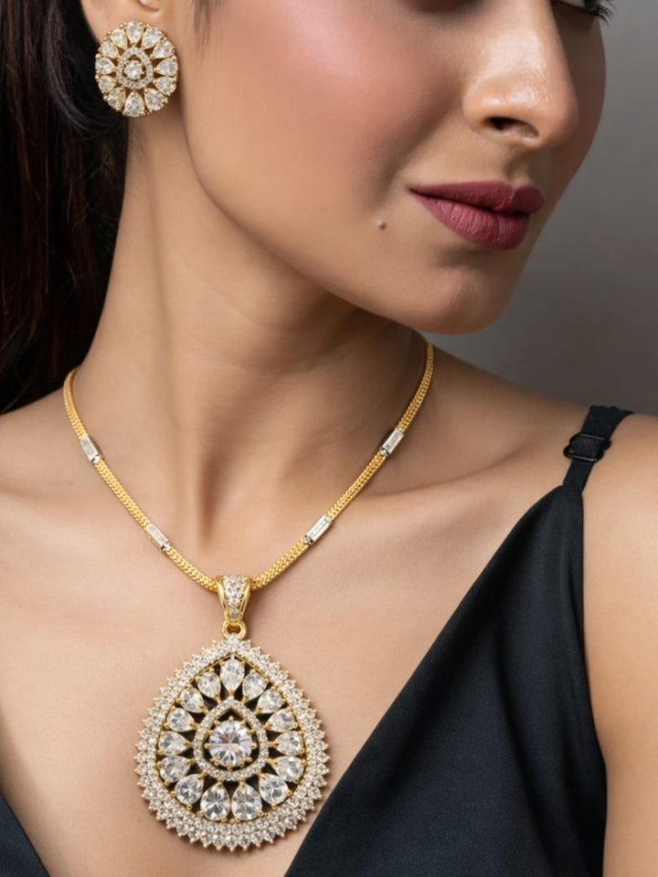 Nayra diamond pendant with earings set