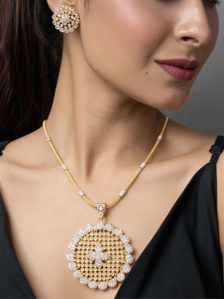 Nayra diamond pendant with earings set
