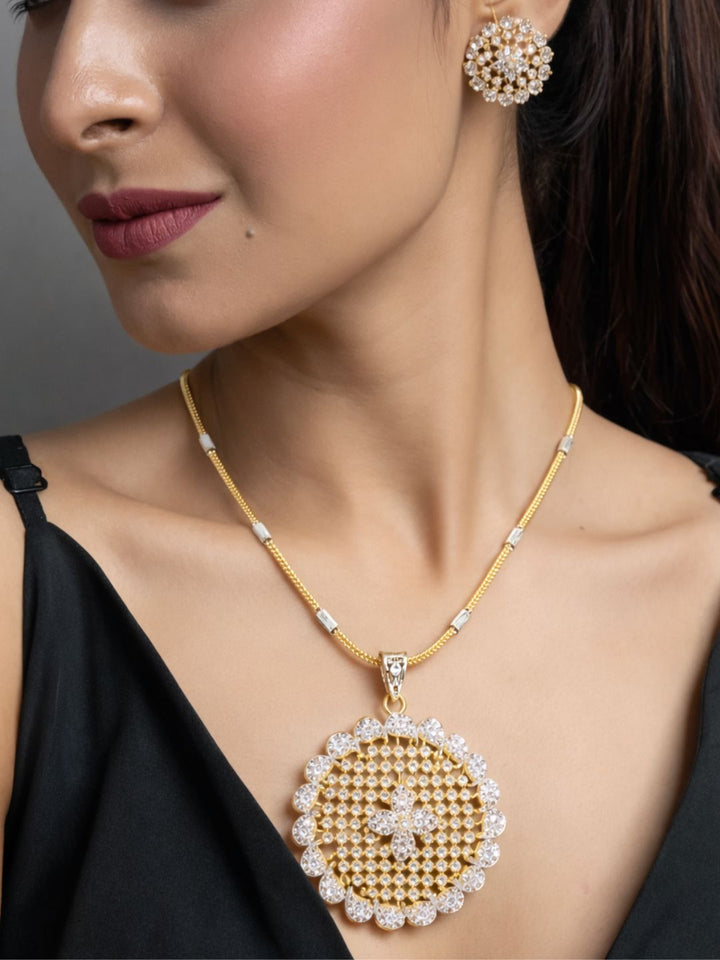 Nayra diamond pendant with earings set