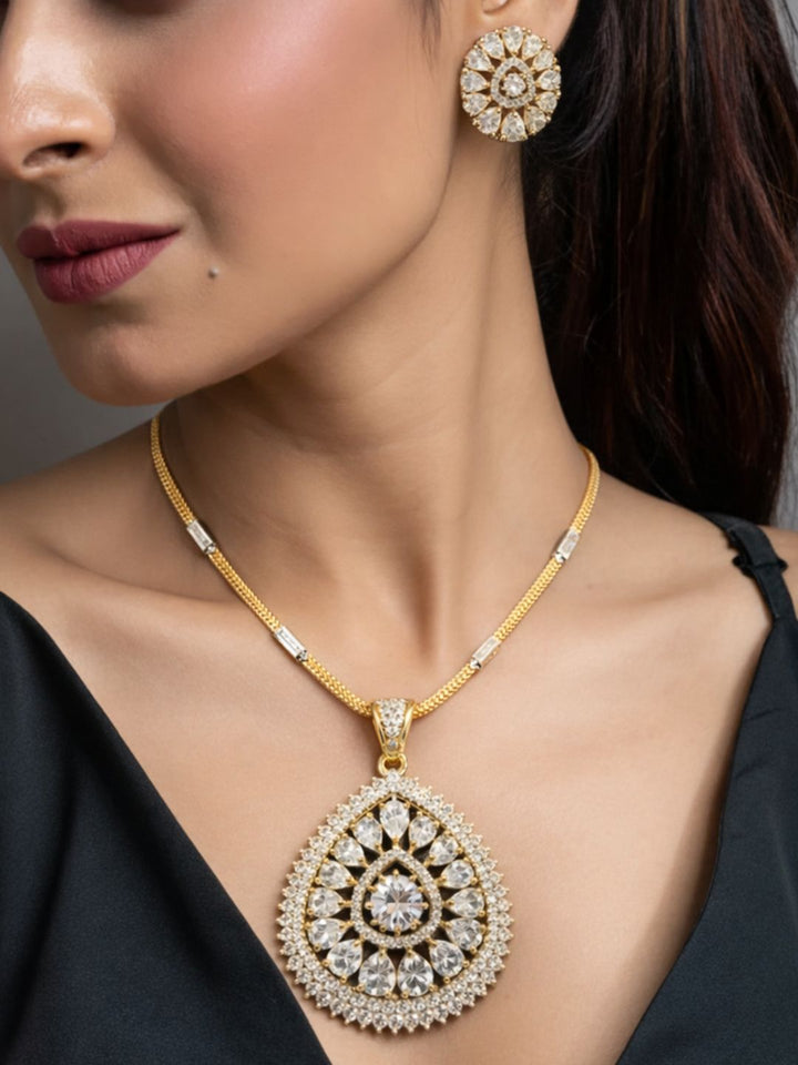 Nayra diamond pendant with earings set
