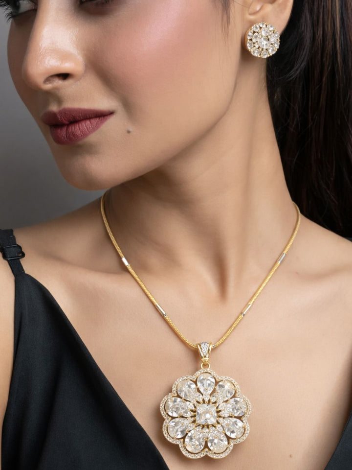 Nayra diamond pendant with earings set