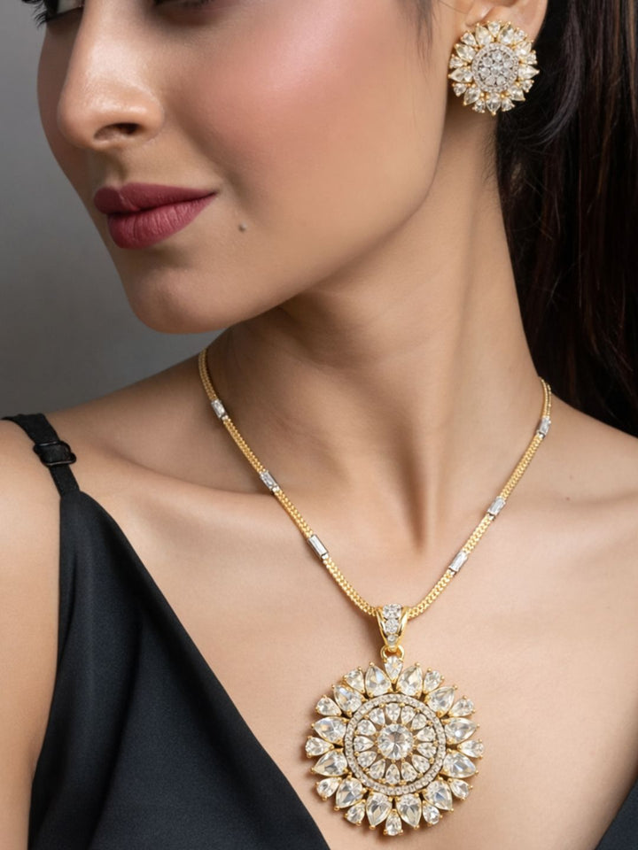 Nayra diamond pendant with earings set