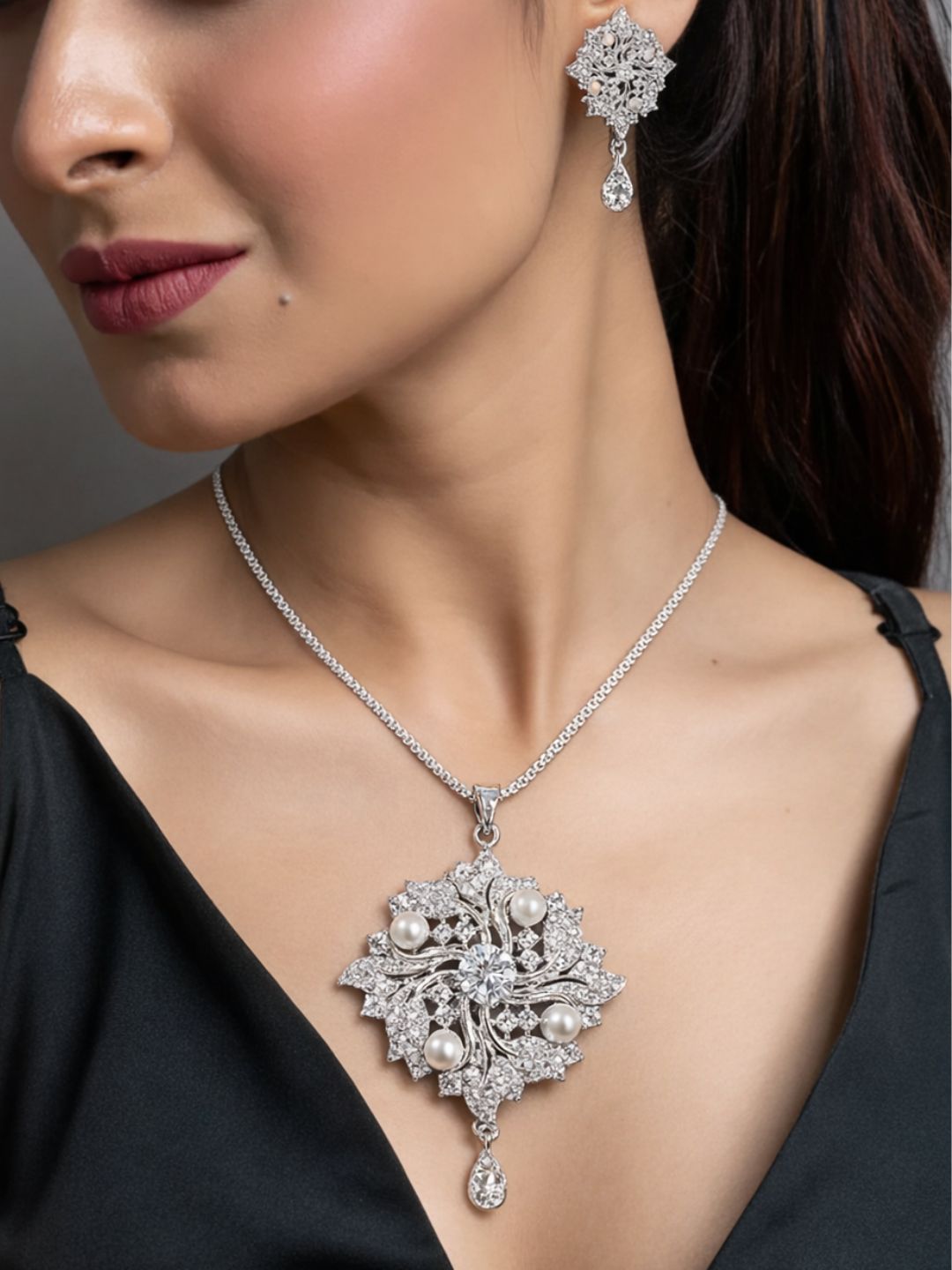 Nayra diamond pendant with earings set