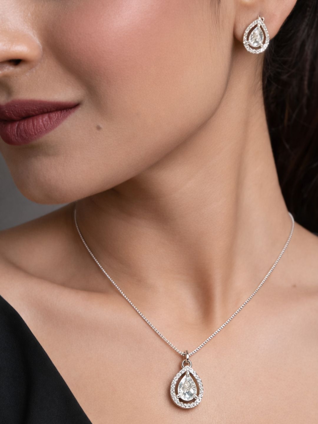 Alankrita Diamond earing & pendant stud