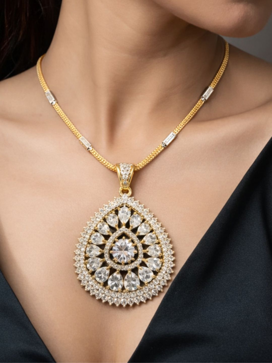 Nayra diamond pendant with earings set