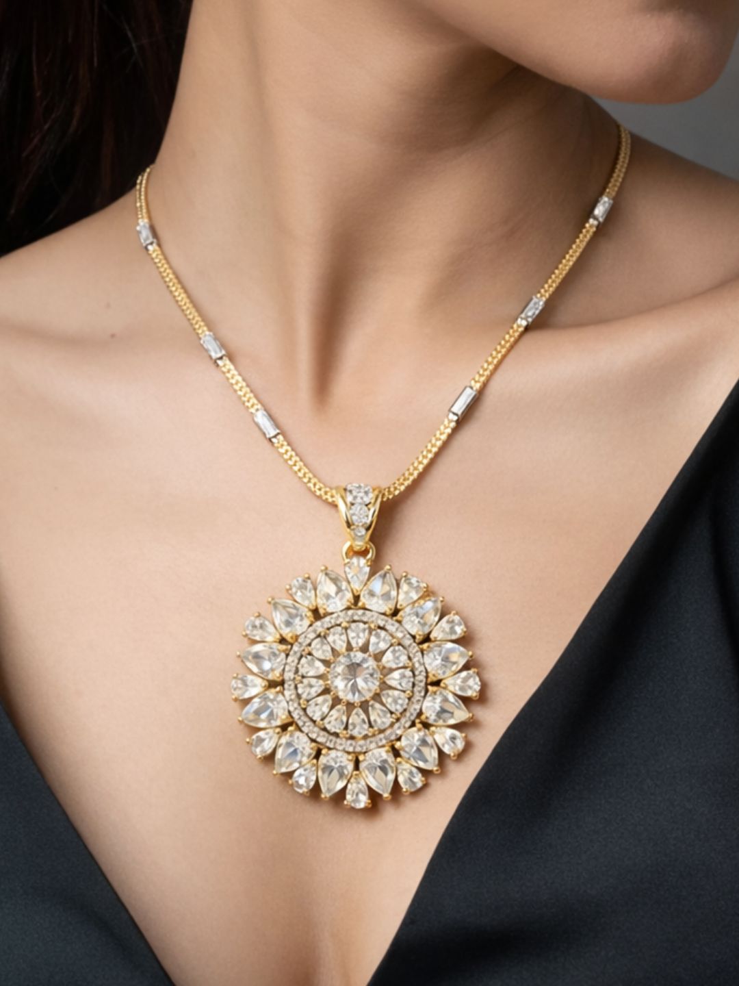 Nayra diamond pendant with earings set