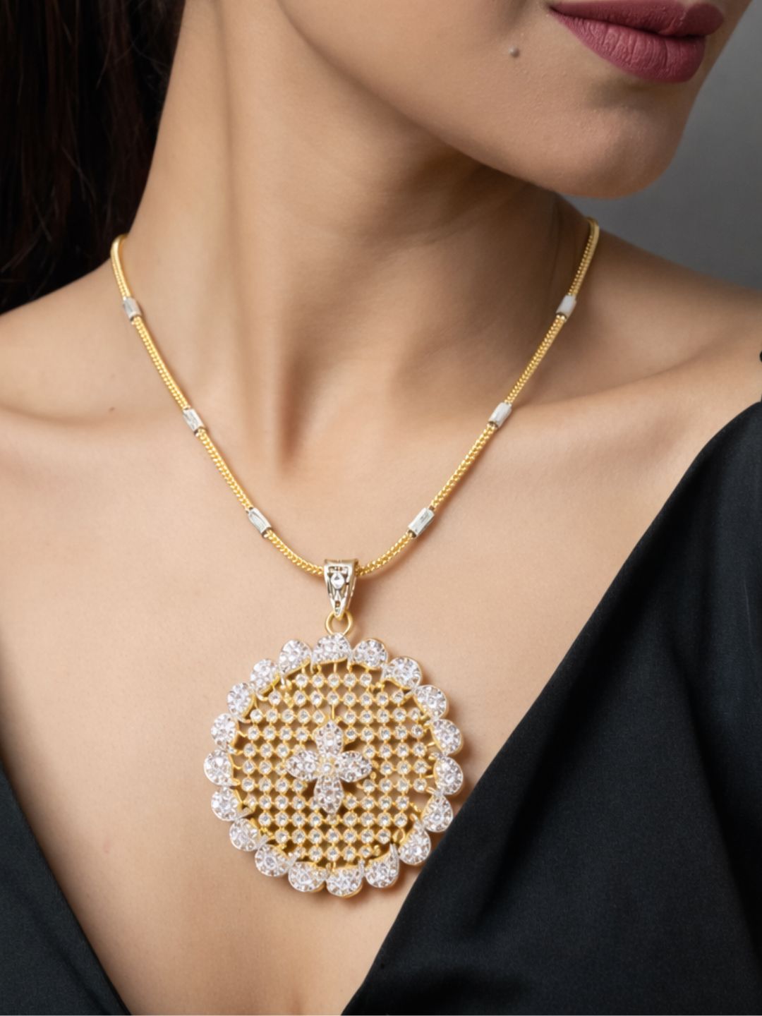Nayra diamond pendant with earings set