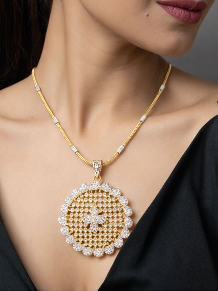 Nayra diamond pendant with earings set