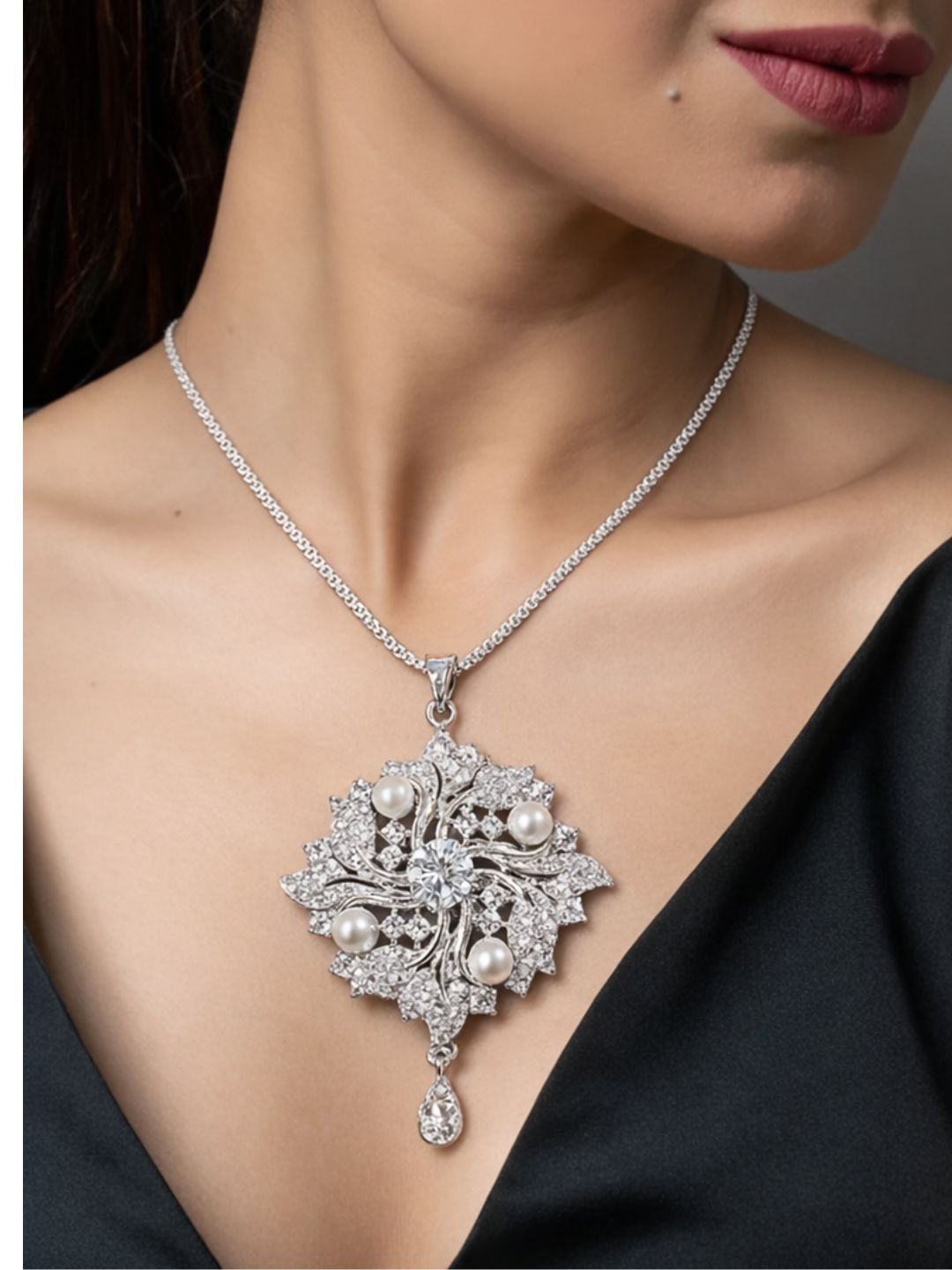 Nayra diamond pendant with earings set