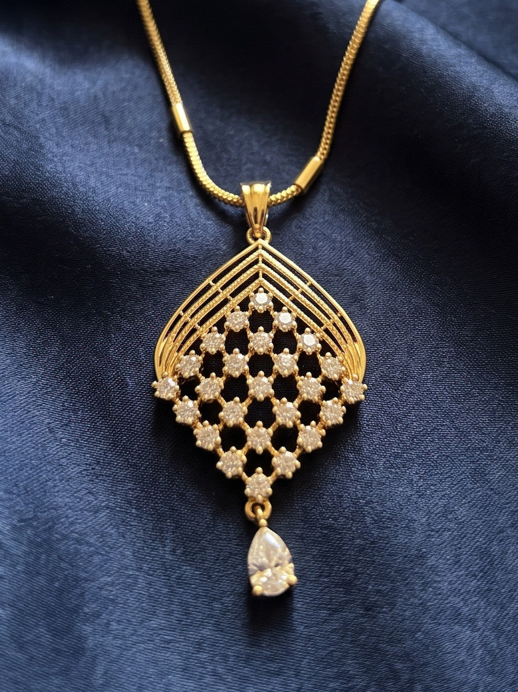 Zarika Grid Diamond Pendant Chain With Earring
