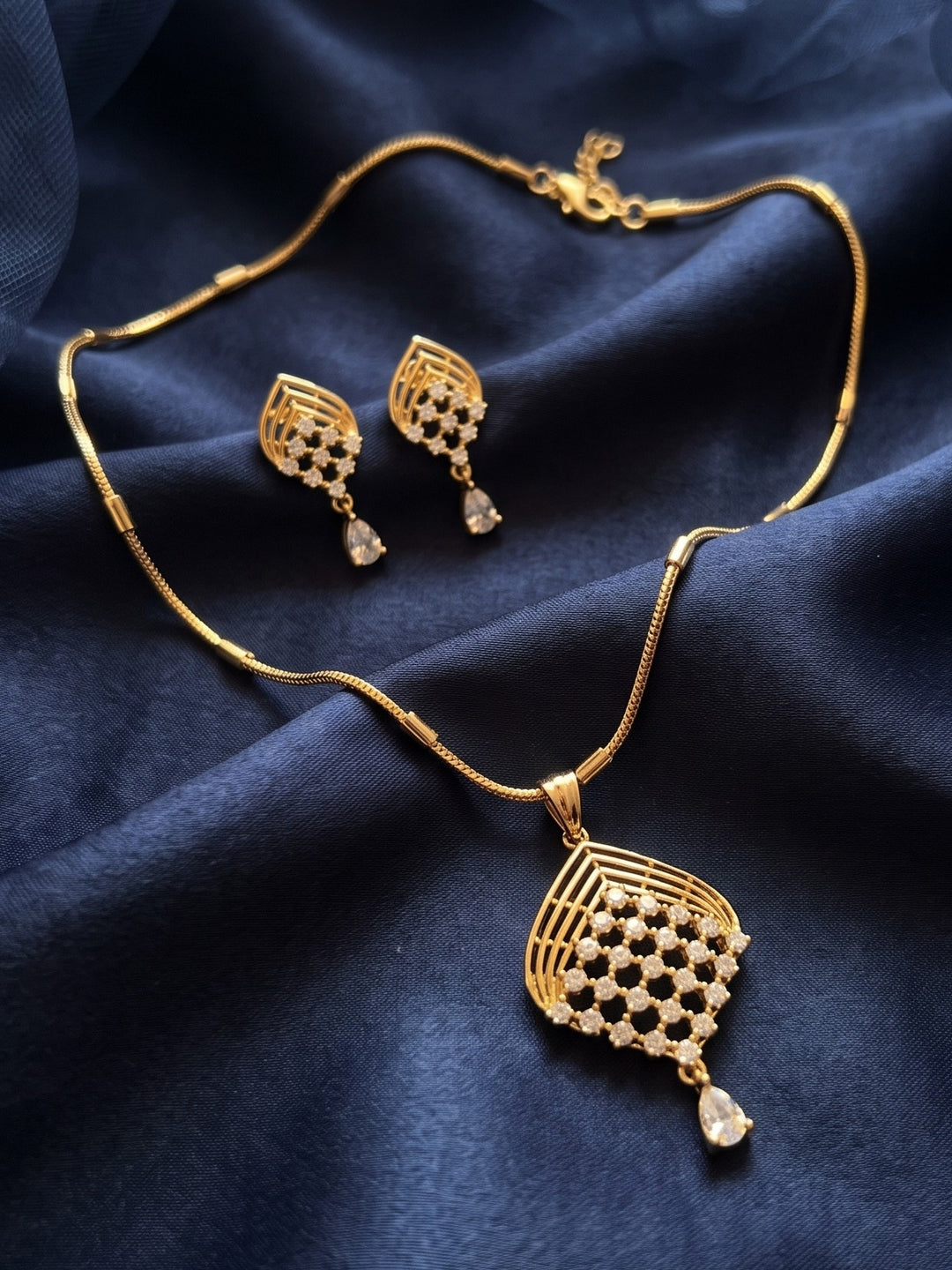 Zarika Grid Diamond Pendant Chain With Earring