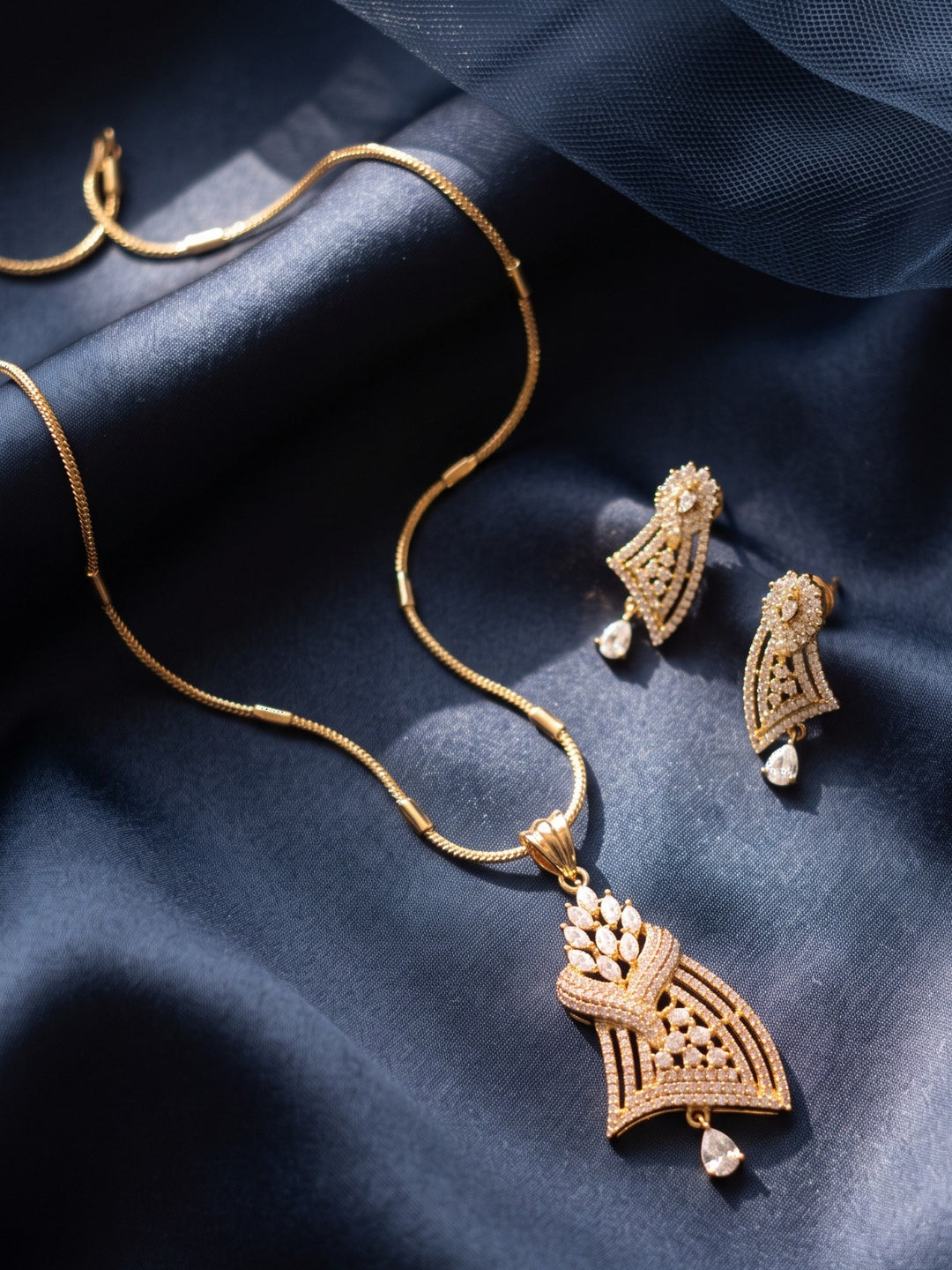 Zarika Unique Diamond Pendant Chain With Earring
