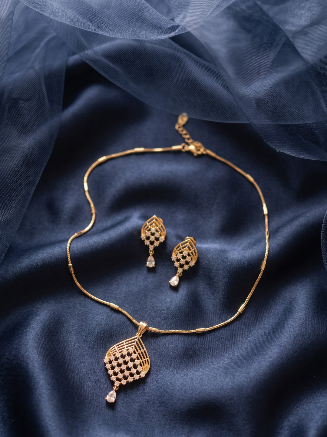 Zarika Grid Diamond Pendant Chain With Earring