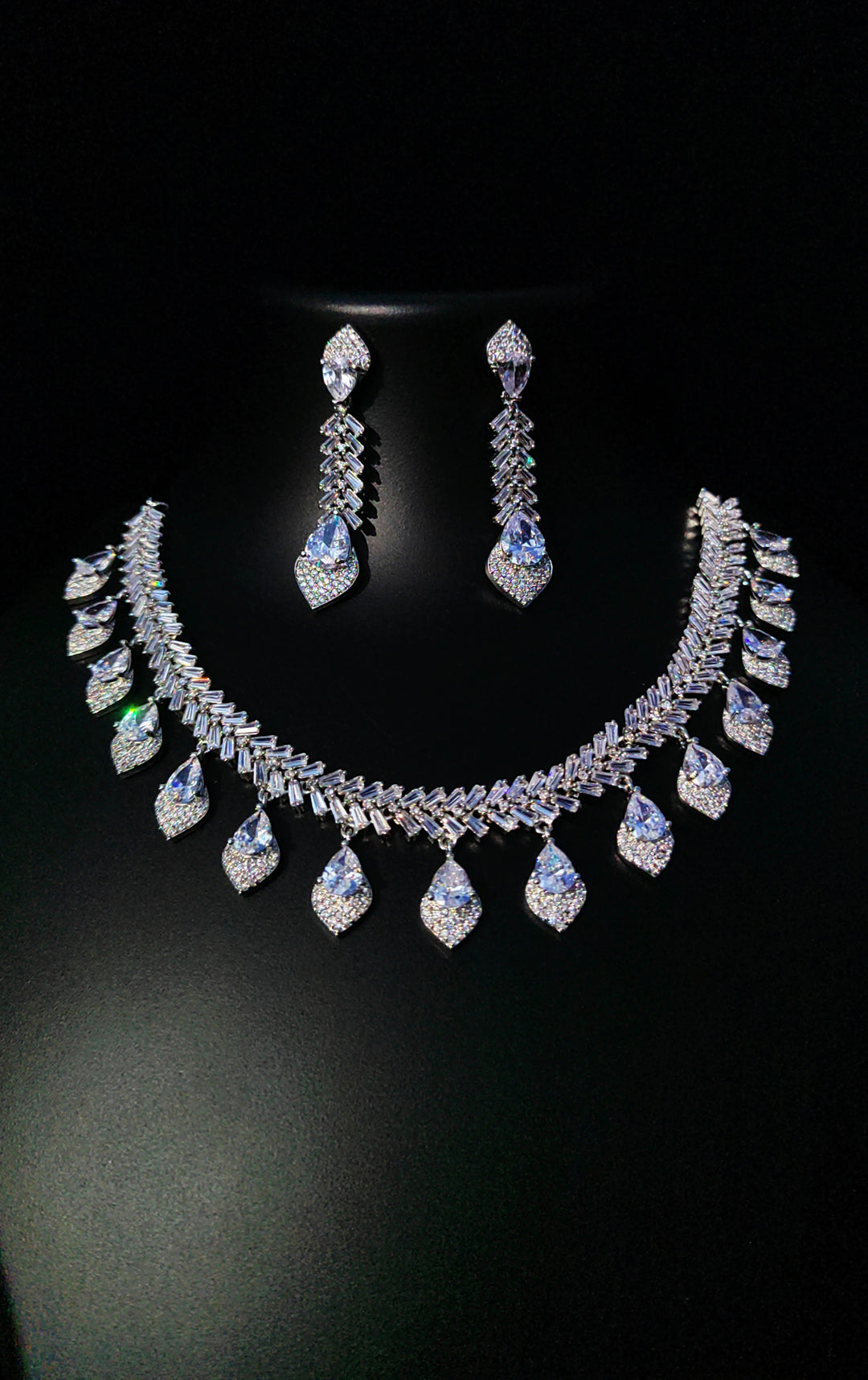 Antaara Diamond Necklace with Earings