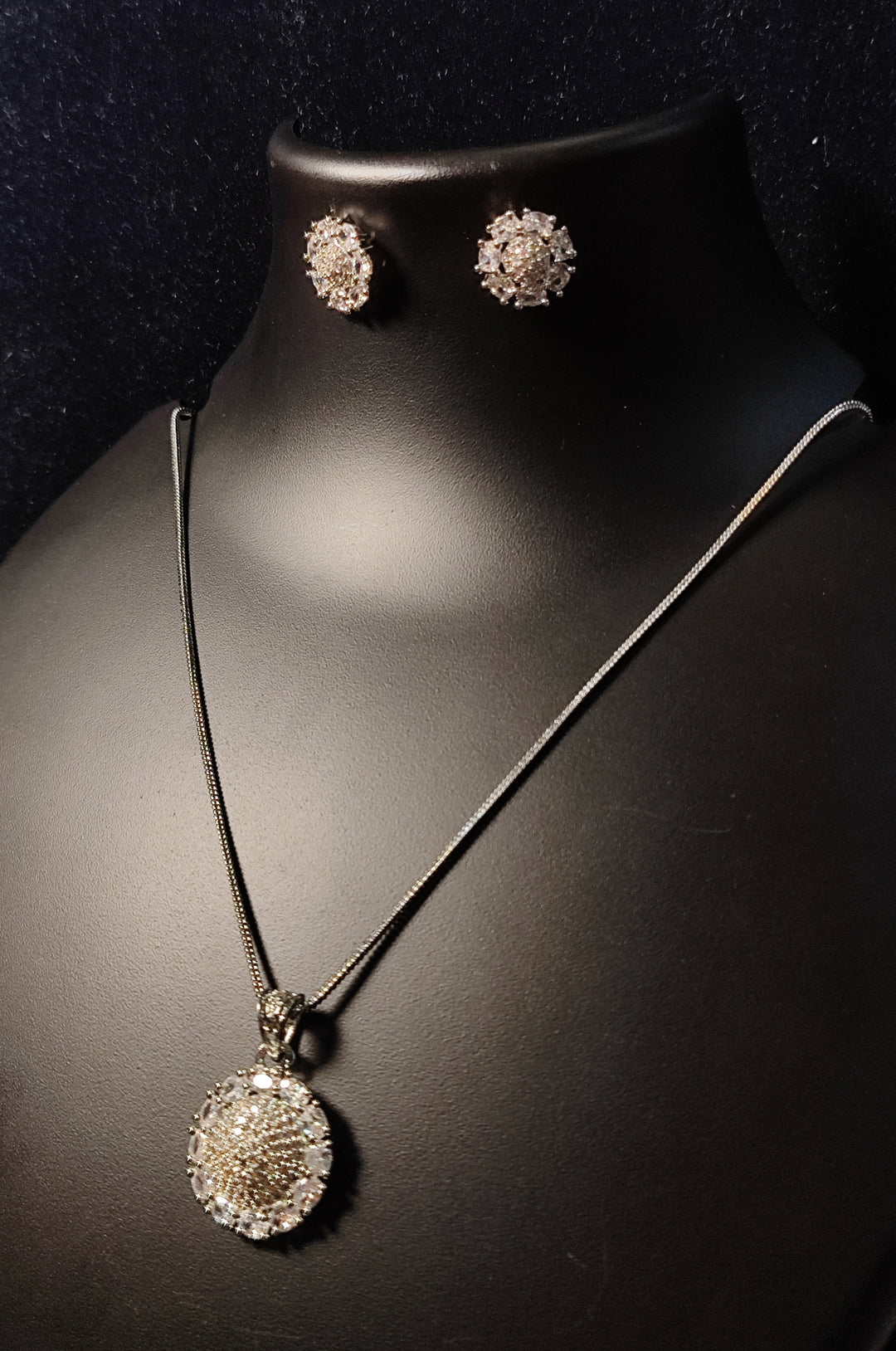 Savana Diamond Earing & Pendant Set
