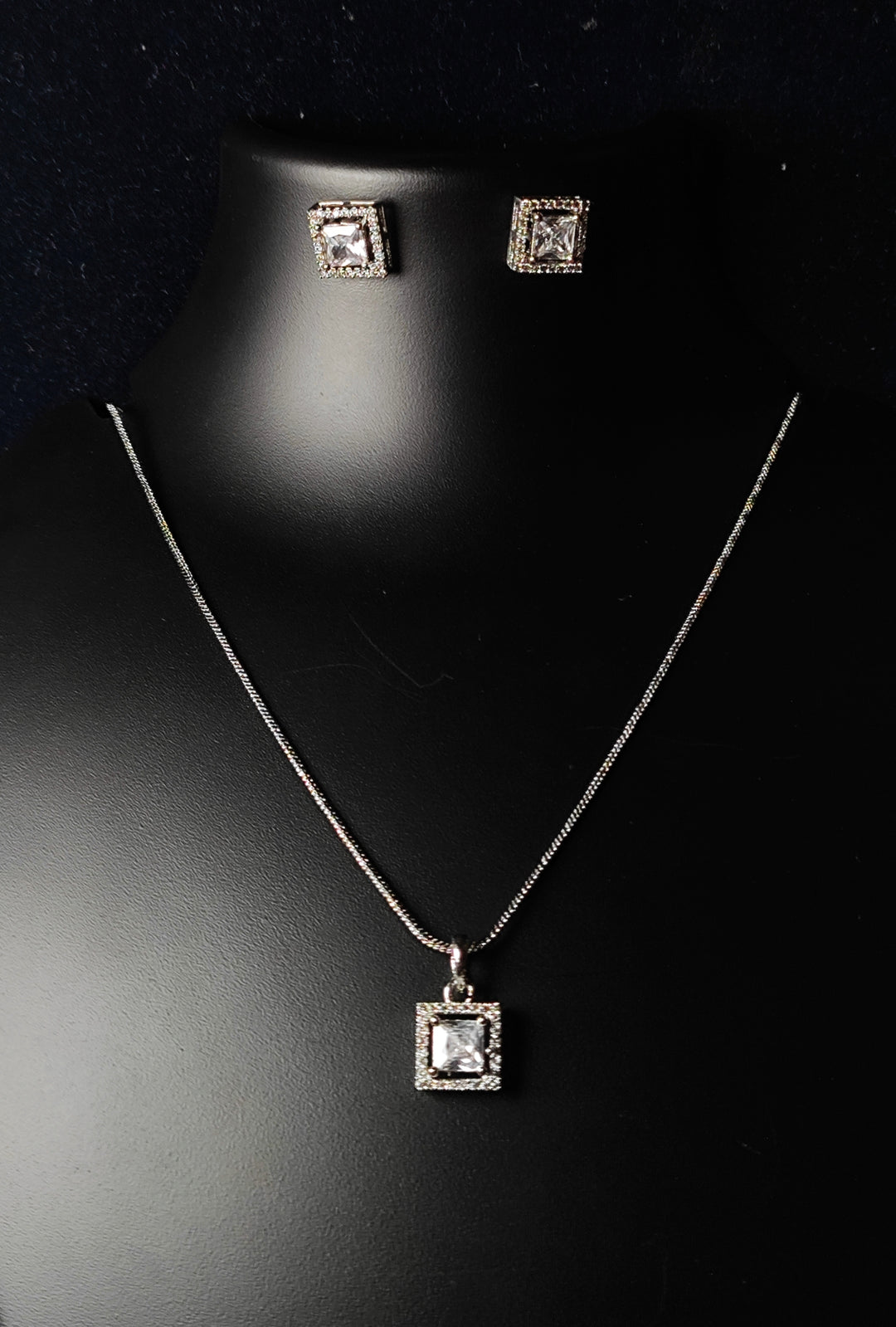 Shama Diamond Earing & Pendant Set