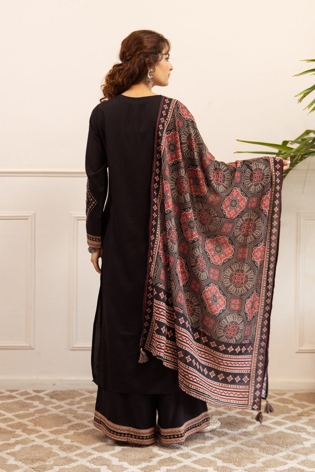 Stravi raven embroidery cotton suit set