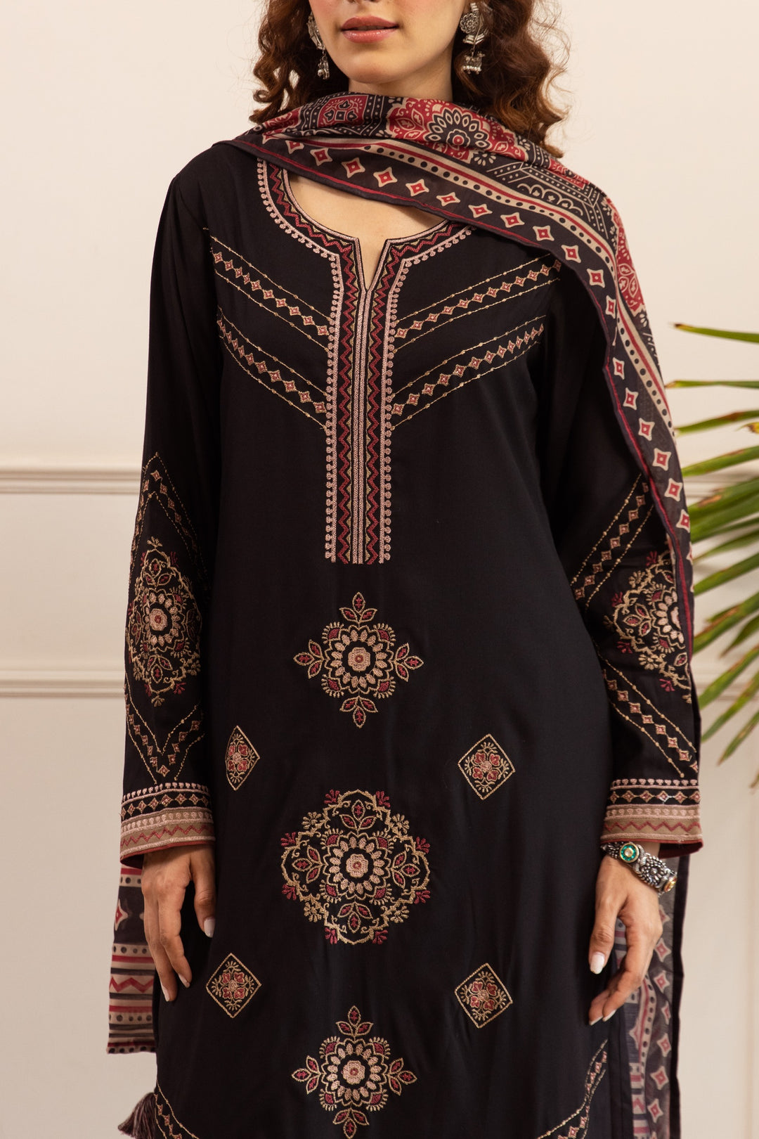 Stravi raven embroidery cotton suit set
