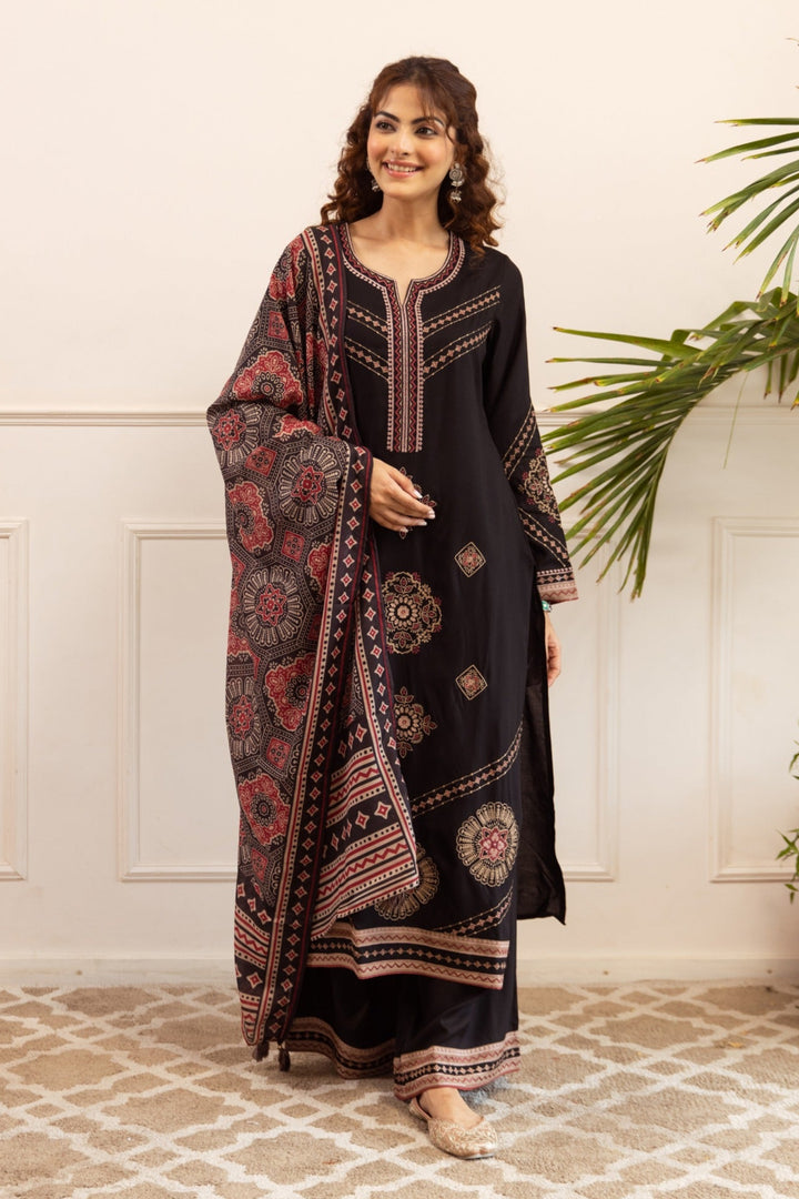 Stravi raven embroidery cotton suit set