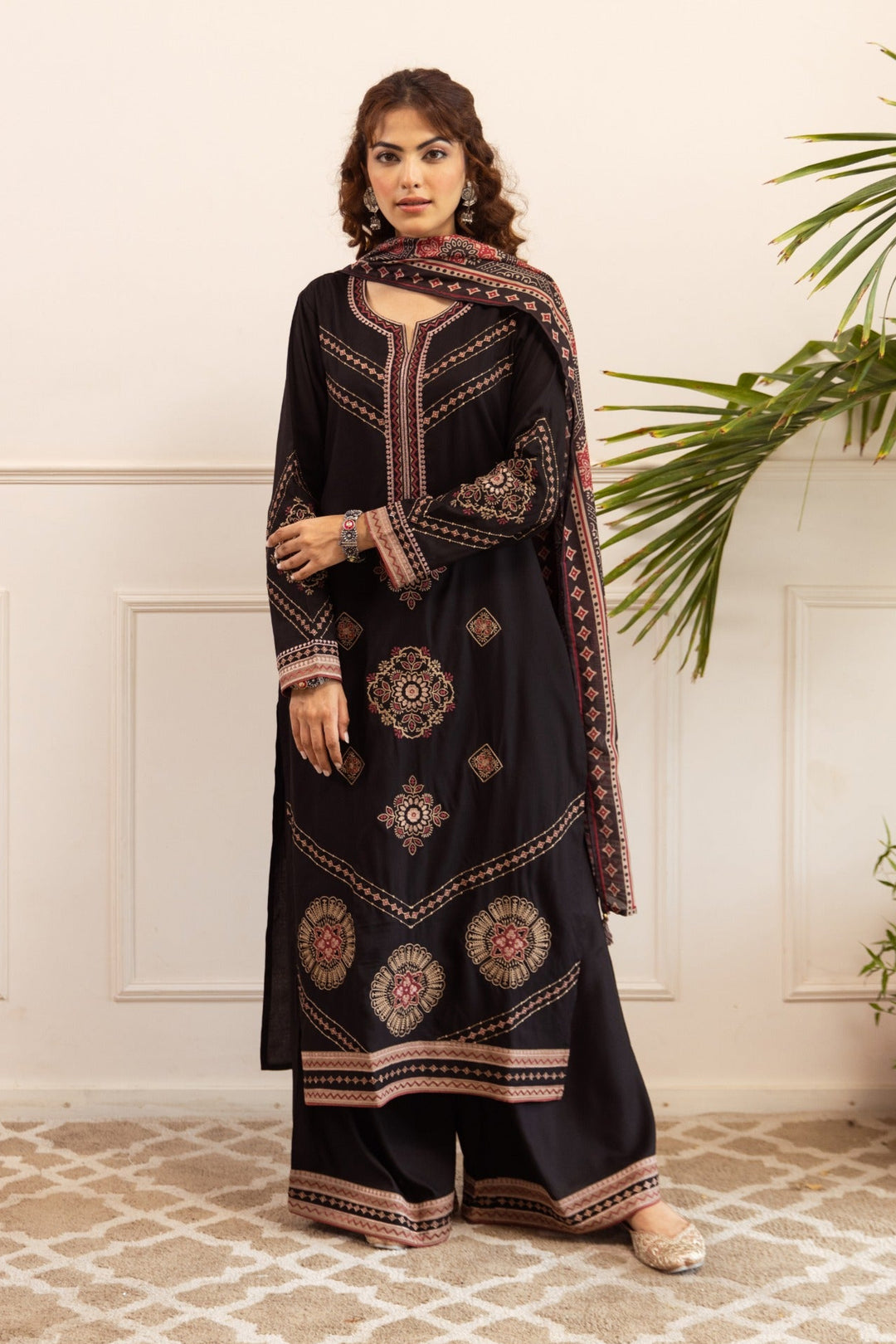 Stravi raven embroidery cotton suit set