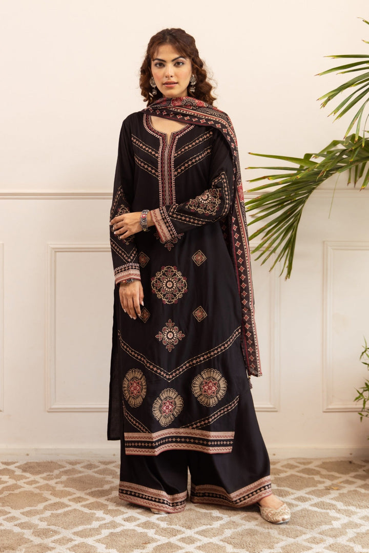 Stravi raven embroidery cotton suit set