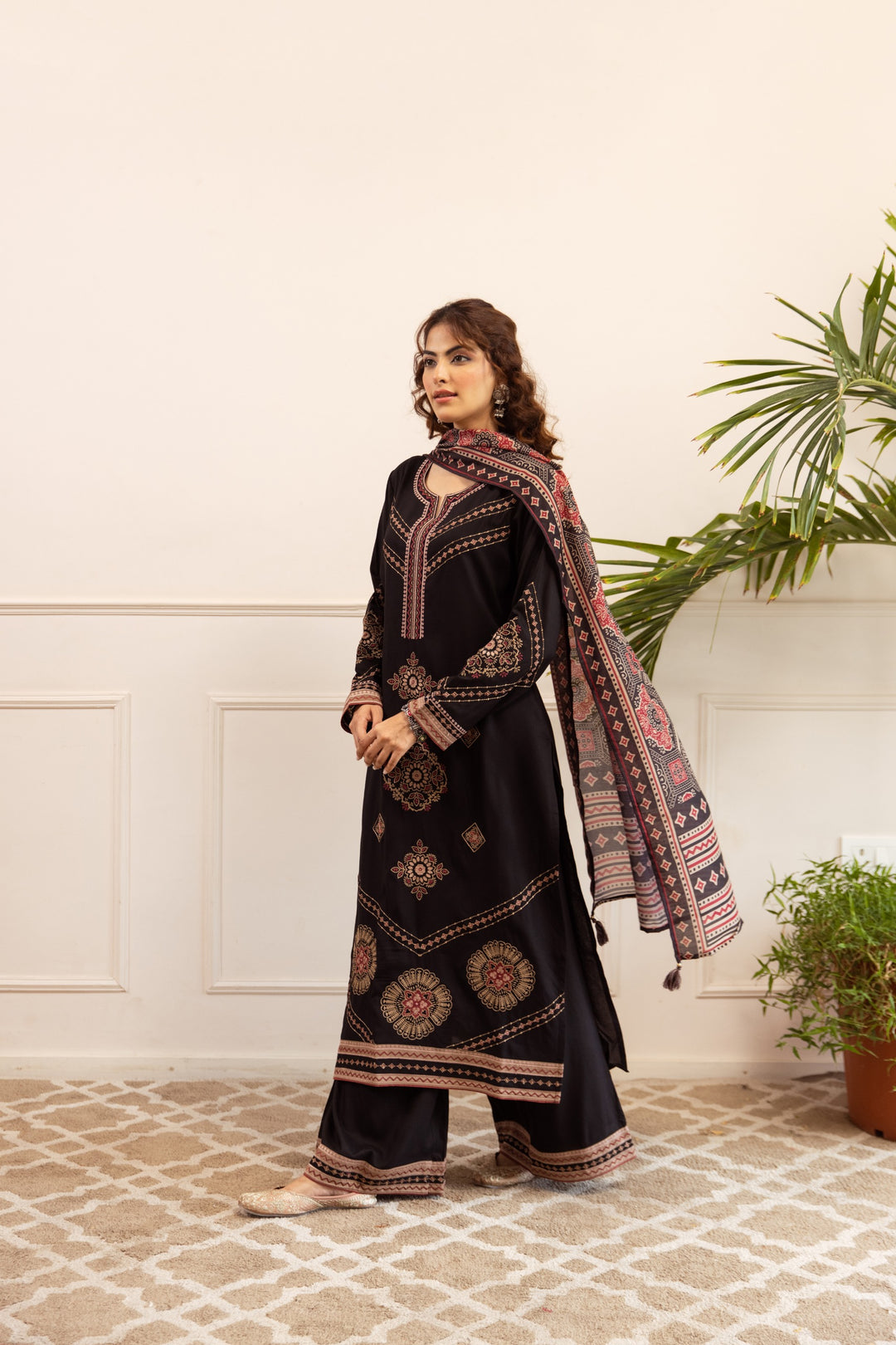 Stravi raven embroidery cotton suit set