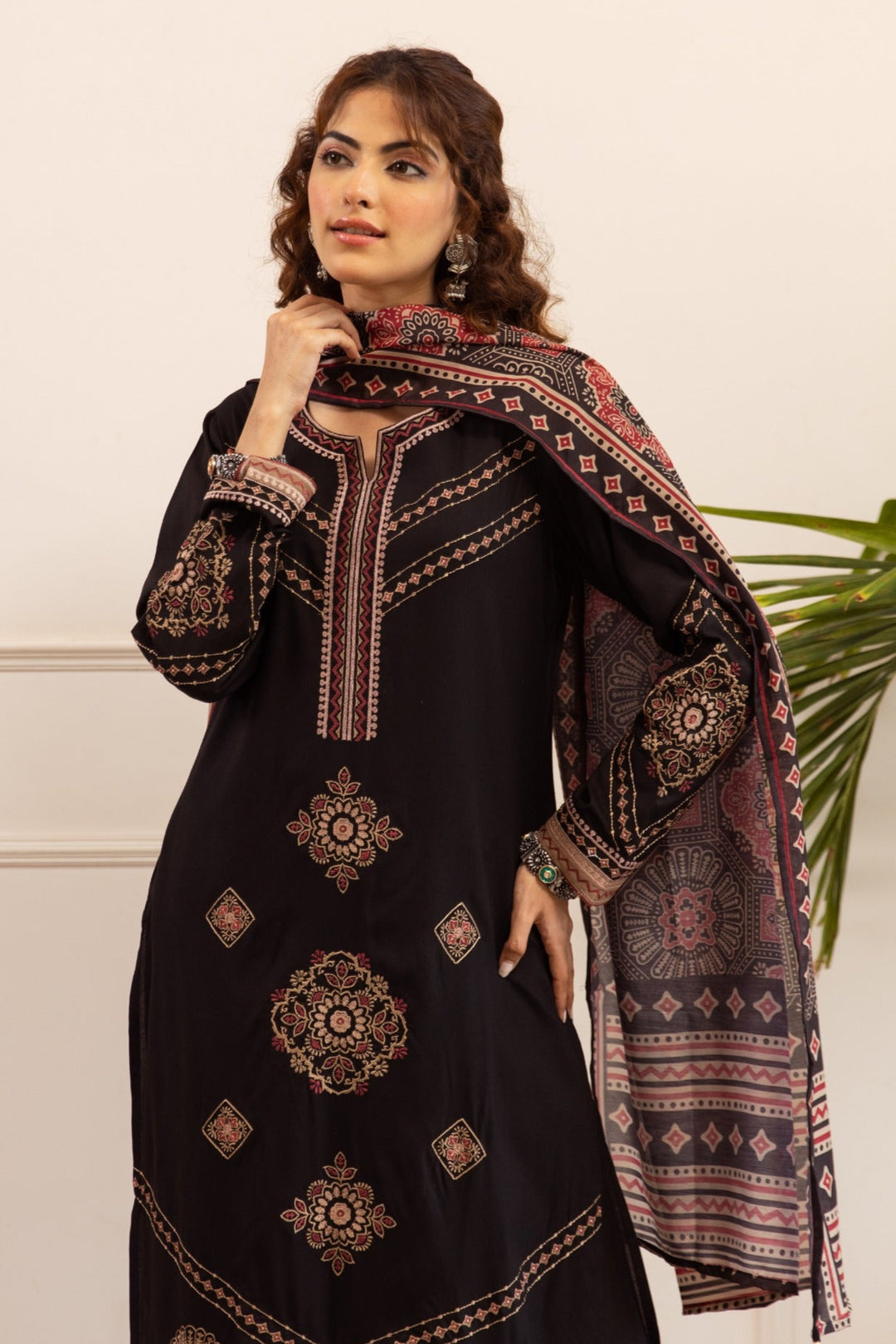 Stravi raven embroidery cotton suit set