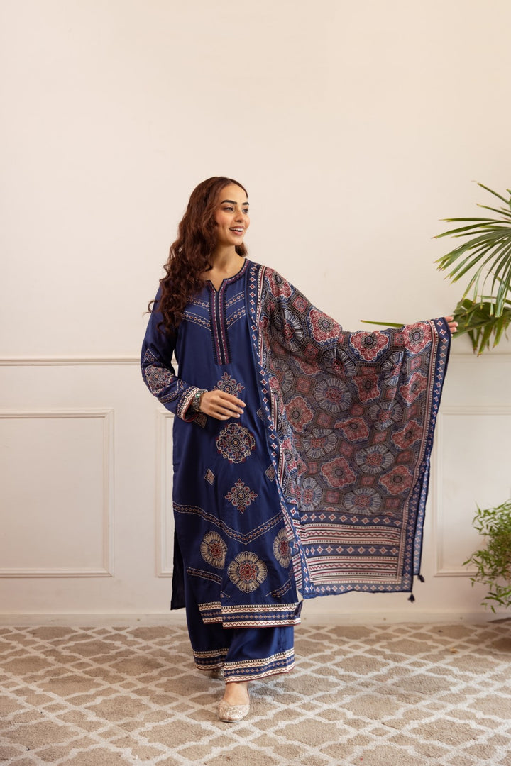 Stravi Hibis embroidery cotton suit set