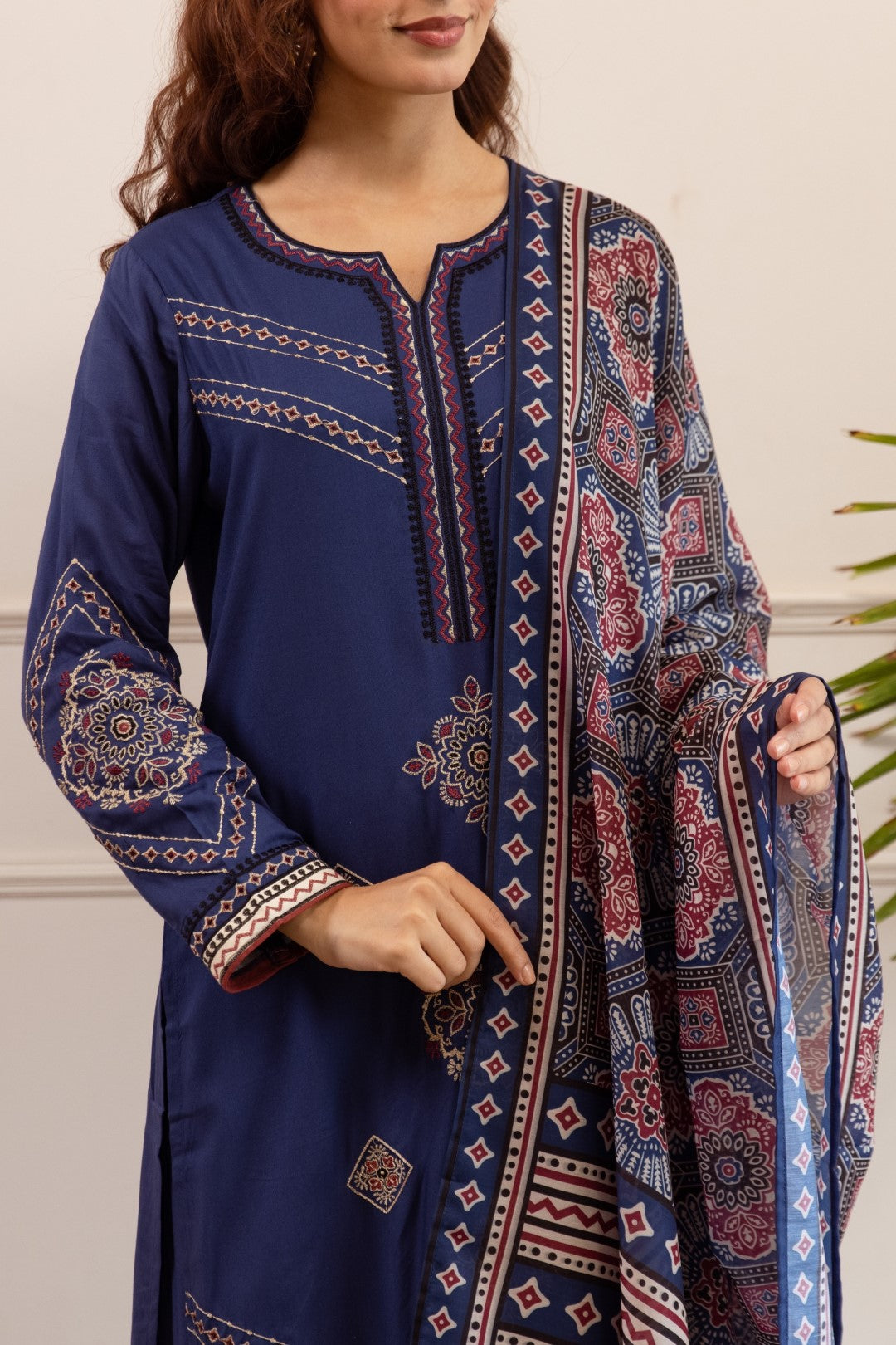 Stravi Hibis embroidery cotton suit set
