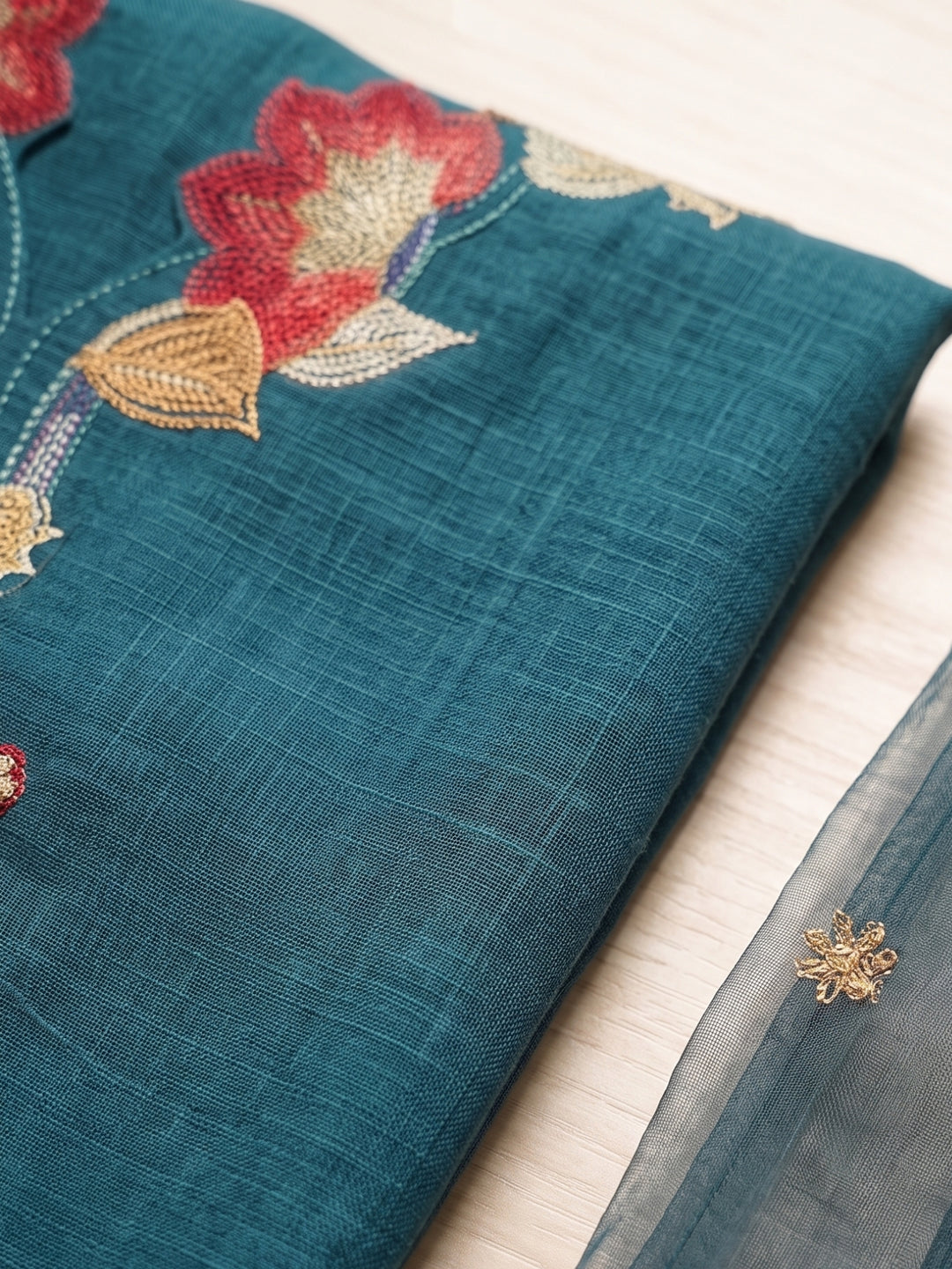 Lipi Lapis embroidery cotton suit set